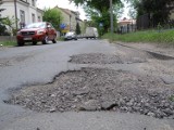 Dziury w Tarnowie: drogowcy powiększyli dziury i zniknęli [ZDJĘCIA]