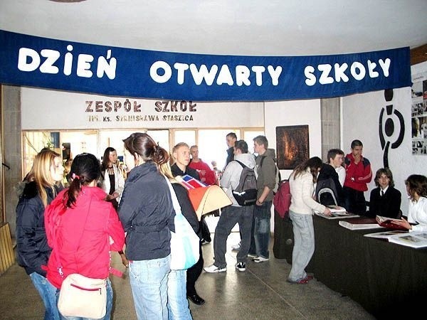 O ofercie dnia otwartego informowali dyżurujący na parterze...