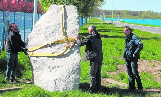 Olbrzymi głaz na wjeździe do Smolca to pomysł społecznika Tomasza Soróbki (na zdjęciu pierwszy z prawej)