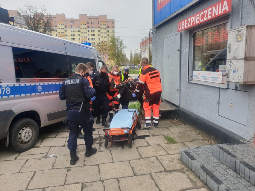 Powalony alkoholem mężczyzna na ul. Przybyszewskiego. Przyjechały służby ZDJĘCIA