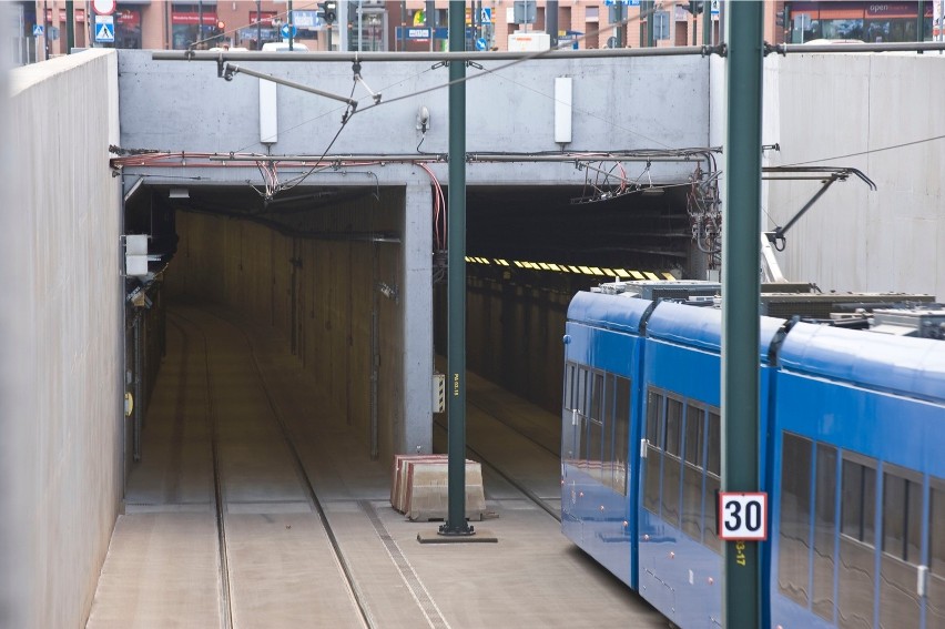 Krakowski Szybki Tramwaj wlecze się w tunelu. Czy kiedyś przyspieszy?