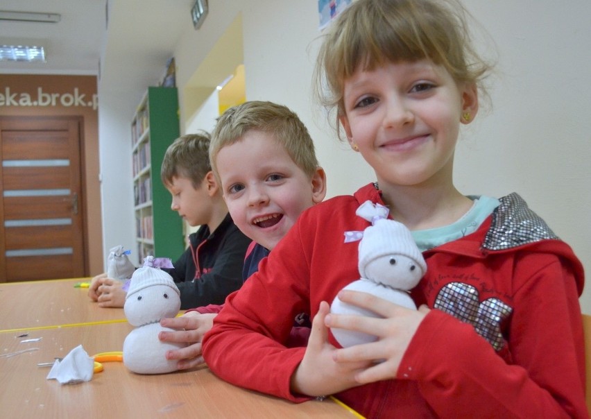 Brok. Ferie zimowe w bibliotece, dzień pierwszy 10.02.2020. Dzieci lepiły bałwanki ze… skarpet i ryżu. Zobaczcie zdjęcia