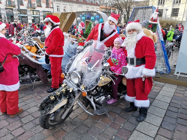 Motomikołaje 2019. Motocykliści po raz 14. spotkali się w czerwonych strojach aby pomagać