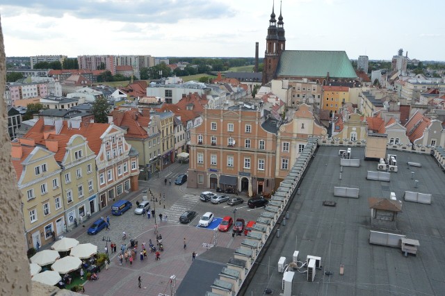 Z wieży opolskiego ratusza można między innymi podziwiać rynek i Katedrę Opolską.