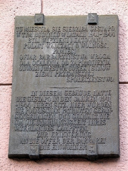 Gestapowską i ubecką katownię upamiętniają dzisiaj pamiątkowe tablice wiszące na froncie budynku.