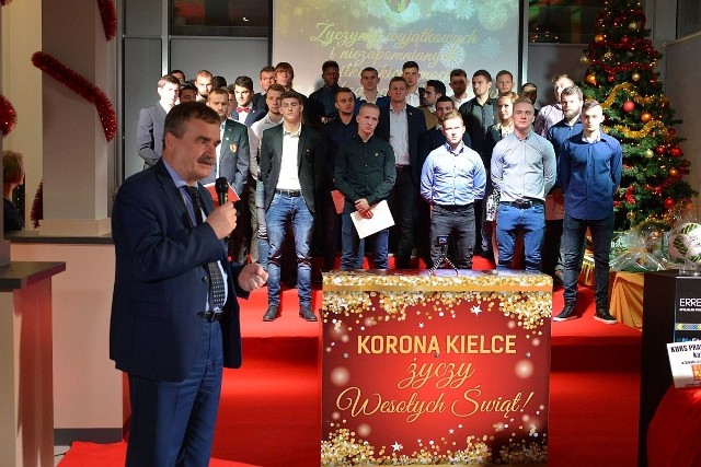 Chór złożony z piłkarzy Korony zaśpiewał kolędy, a prezydent Wojciech Lubawski złożył świąteczne życzenia.