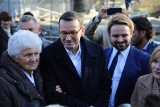 Premier Mateusz Morawiecki w Jędrzejowie - kulisy wizyty. Spotkanie z seniorami i... dalszą krewną, panią Mariannę z Nawarzyc