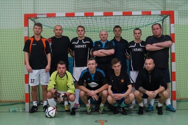 Drużyna Dynamit Włoszczowa w ostatniej kolejce Gminnej Halowej Ligi Piłki Nożnej w Kluczewsku straciła pozycję lidera i zakończyła rozgrywki na drugim miejscu.