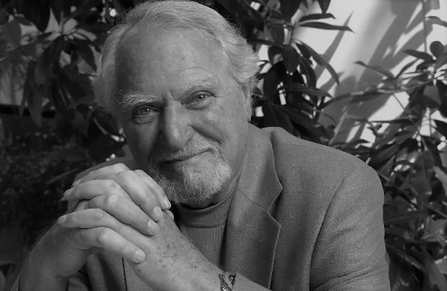 Clive Cussler jest bodaj jedynym autorem, którego powieści są bestsellerami od ponad czterech dekad. Właściwie nie ma takiego tygodnia, żeby jego książki nie znalazły się w TOP 10 New York Times, a o ich popularności wiele mówi też fakt, że zostały one przetłumaczone na sześćdziesiąt języków i opublikowane w ponad stu krajach.