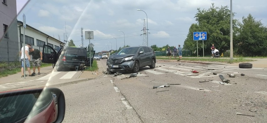 Białystok. Wypadek z udziałem trzech aut na skrzyżowaniu ulic Plażowa i Dojnowska. Dwie osoby poszkodowane [ZDJĘCIA]