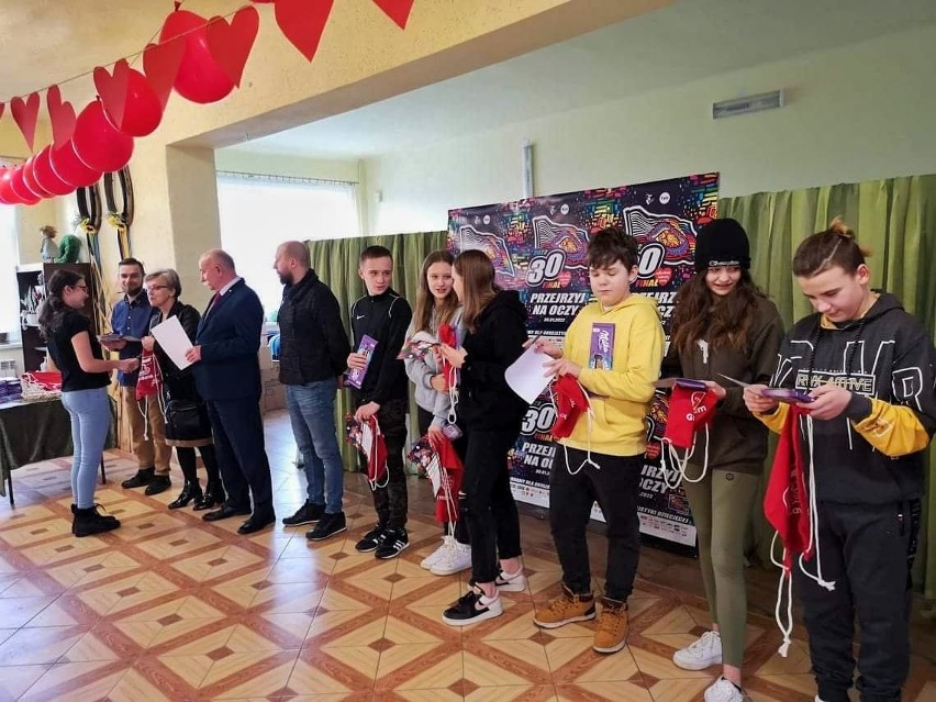 Podziękowania i upominki dla wolontariuszy WOŚP w gminie Lipnik (ZDJĘCIA)