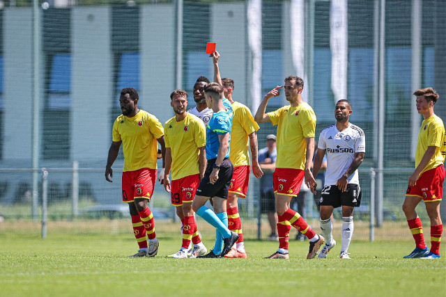 Jagiellonia przegrał w sparingu z Legia Warszawa 0:2, a Afimico Pululu (pierwszy z lewej) już w 41. minucie zobaczył czerwoną kartkę