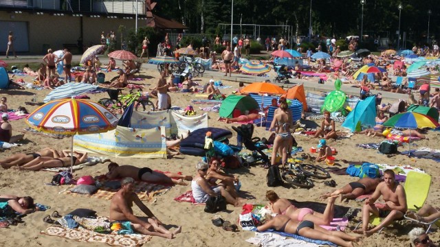 Pogoria Open Water 2016: Wysokie temperatury, który nawiedziły nas w ostatni sierpniowy weekend spowodowały, że wiele osób zdecydowało się na wypoczynek nad wodą. W niedzielę na plaży nad dąbrowskim zalewem Pogoria III już w południe trudno było znaleźć wolne miejsce. Nad wodą prócz plażowiczów spotkać można było również uczestników zawodów pływackich Pogoria Open Water, które zgromadziły osoby z całego regionu.