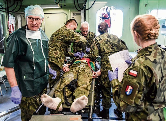 W Bydgoszczy jedną z ważnych armijnych jednostek jest I Wojskowy Szpital Polowy - na zdjęciu ćwiczenia lekarzy
