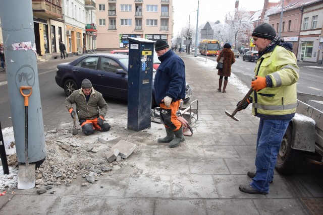 Wczoraj wysłużony już parkomat demontowano na ulicy Wybickiego. Prace wykonywali fachowcy z firmy Delta.