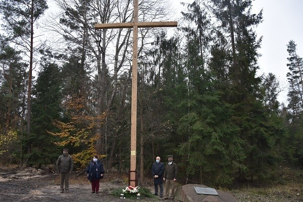 Skarżyscy leśnicy postawili Krzyż Pamięci przy mogile na Brzasku