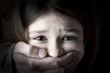 Mieszkaniec Kępic oskarżony o pedofilię. Proponował dziewczynce seksualne spotkania, miał twardą pornografię z udziałem dzieci i zwierząt