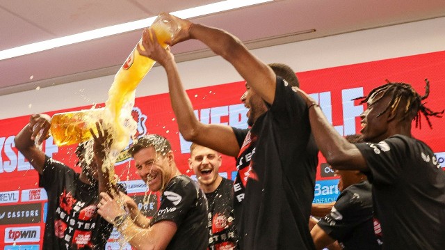Szatnia Bayeru Leverkusen po zdobyciu mistrzostwa utonęła w złotym trunku