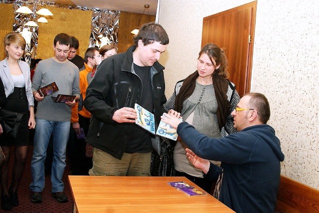 Kabareciarz Grzegorz Halama rozdawał autografy