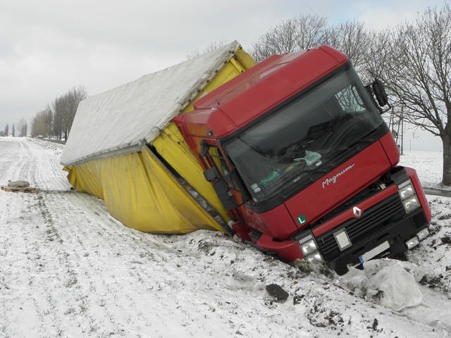 Cieślin. Tir w rowie