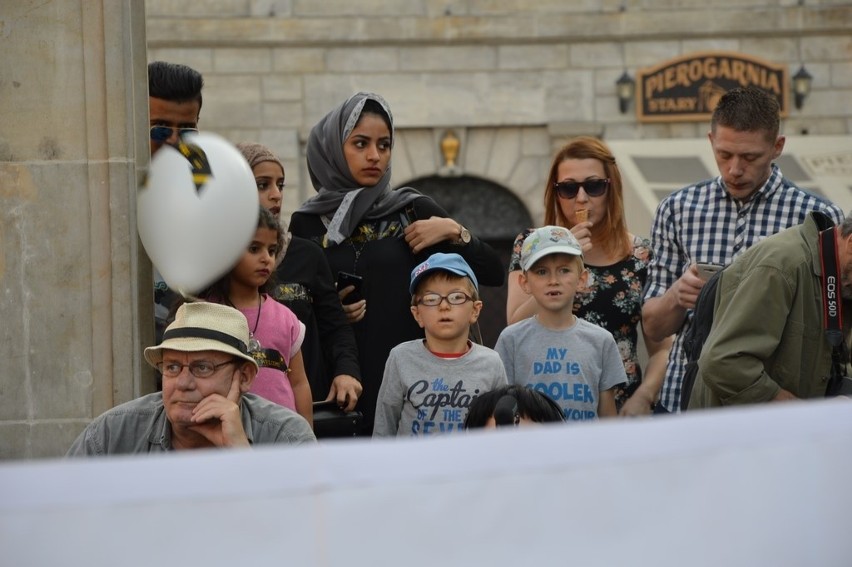 Wrocławianie wyrazili solidarność z uchodźcami. Pikieta w Rynku (ZDJĘCIA)