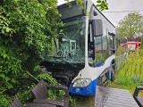 Wypadek autobusu MPK pod Krakowem. Kierowca stracił panowanie nad pojazdem, wjechał na podwórko, są osoby ranne
