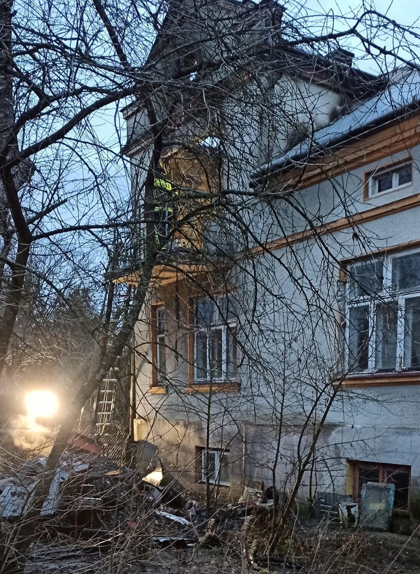 Pożar w Jaśle. Płonął budynek mieszkalny, ucierpiała starsza kobieta [ZDJĘCIA]