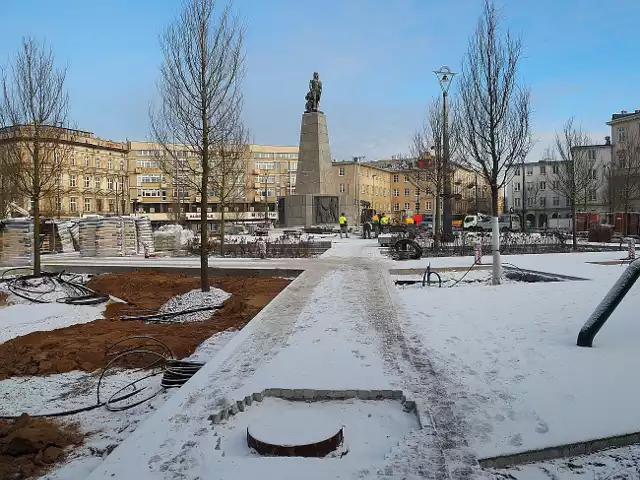 Chodniki wytyczone na placu Wolności nie prowadzą na pomnik Tadeusza Kościuszki. Nie wszystkim się to podoba