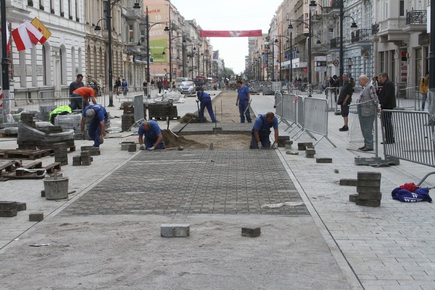 Remont Piotrkowskiej w Łodzi. Układają kostki Pomnika Łodzian [ZDJĘCIA]