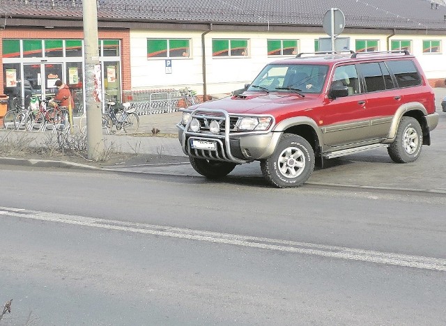 Jadący od strony Barcina na przysklepowy parking nie wjadą. Wyjeżdżających z parkingu znak kieruje w prawo - na Barcin.