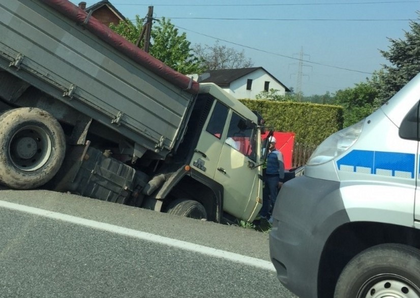 Wypadek w Bąkowie. Ciężarówka wpadła do rowu