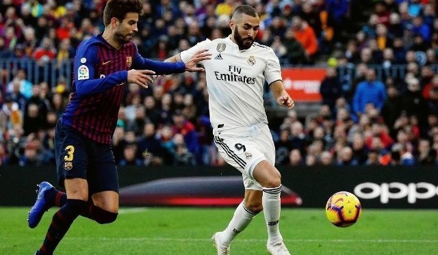 Na zdjęciu: Gerard Pique i Karim Benzema. Levante UD – Real Madryt, La Liga. W niedzielę (24.02.2019) "Królewscy" zagrają na wyjeździe z Levante. Sprawdź, gdzie obejrzeć pojedynek w telewizji i internecie [24.02.2019, gdzie oglądać w tv, transmisja, stream, online, na żywo, wynik meczu].