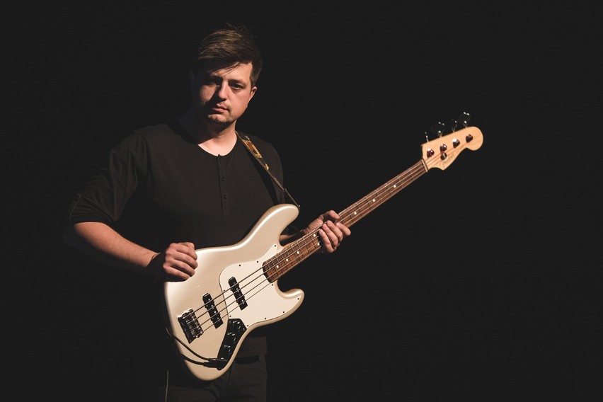 Tomasz Imienowski, gitarzysta basowy zespołu PIRAMIDY,...