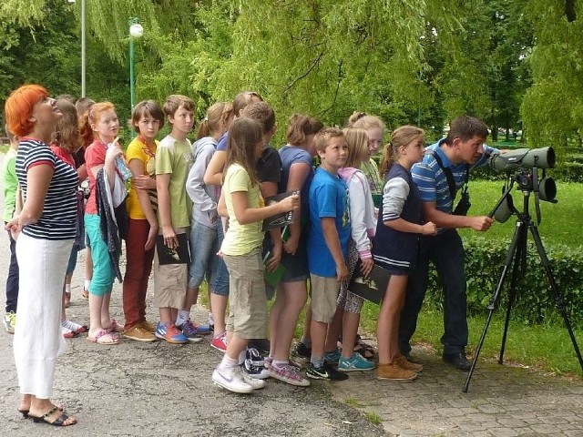 Uczniowie Szkoły Podstawowej numer 2 na ornitologicznych zajęciach w koneckim parku z Elżbietą Jakubowską i Piotrem Dembowskim.