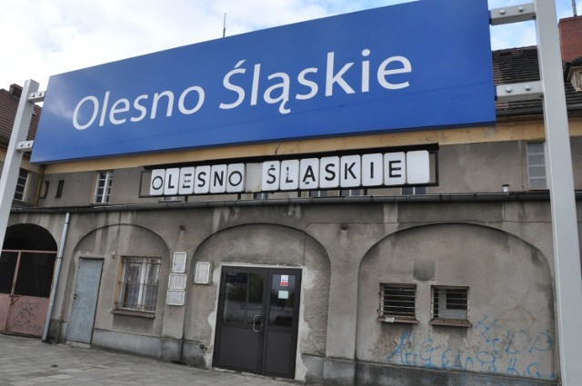 Dworzec kolejowy w Oleśnie z tablicą przypominającą scrabble.