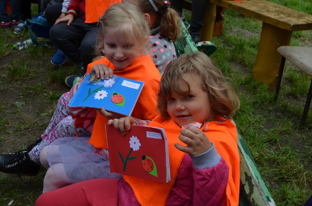 Ponad sto odznak Tropiciel przyrody PTTK trafiło do dzieci ze żnińskich przedszkoli