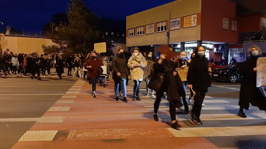 Strajk kobiet w Opolu. Protesty i blokady dróg w mieście. Są korki! [ZDJĘCIA]
