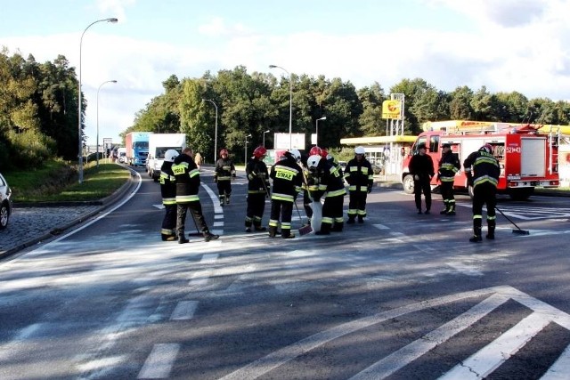 Niedaleko stacji paliw, na wyjeździe ze Sławna w kierunku Słupska doszło do zderzenia się dwóch samochodów osobowych. Trzy osoby trafiły do szpitala. Do zdarzenia doszło około godziny 8 rano. - Jak wstępnie ustaliliśmy 47-latka kierująca Mazdą wyjeżdżała z ulicy Gdańskiej i chciała skręcić w lewo na drogę krajową nr 6. W tym momencie nie ustąpiła pierwszeństwa przejazdu Volkswagenowi i doszło do zderzenia - informuje nas sierż. Agnieszka Łukaszek, rzecznik prasowy Komendy Powiatowej Policji w Sławnie. W samochodzie marki Mazda jechały dwie osoby, 47-latka oraz 9-letnie dziecko. W Volkswagenie była 41-letnia kobieta. Wszystkie osoby zostały zabrane karetką na badania do szpitala w Słupsku. Zobacz także Wypadek na przejeździe kolejowym w Rzyszczewie