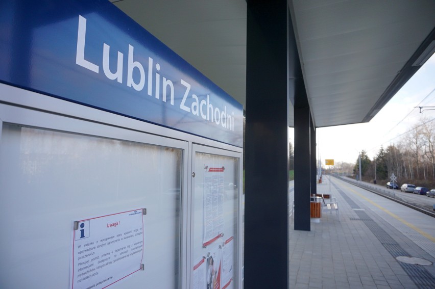 Na przystanek Lublin Zachodni ścieżką przez lasek. Chodnik miał być, ale nie ruszyła jego budowa. Dlaczego?