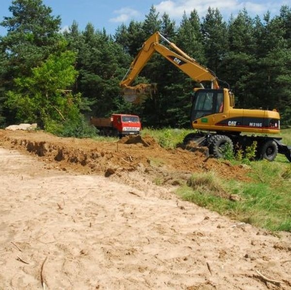 Rura gazowa o średnicy 30 centymetrów została uszkodzona przez koparkę, która pracowała przy budowie siódemki.