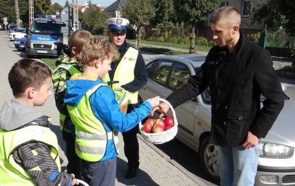 Kierujących, którzy poruszali się po drodze zgodnie z przepisami ruchu drogowego, dzieci nagradzały jabłkiem, drobnymi upominkami oraz wierszykiem 