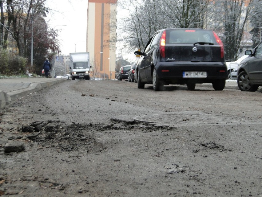 Na ulicy Kolberga w Radomiu drogowcy ułożą nowy asfalt. Czy musieli zaczynać roboty przed zimą?