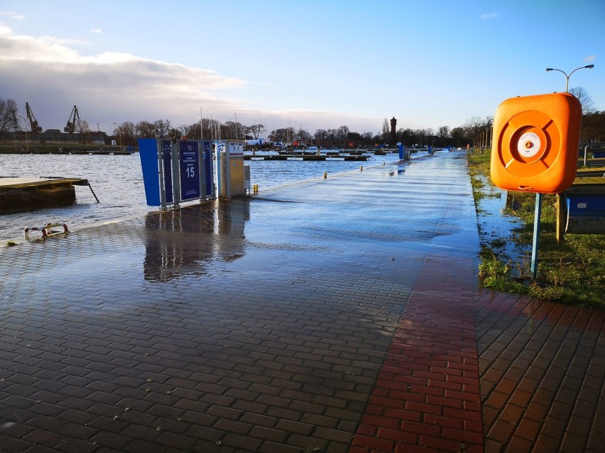 Sztorm spowodował, że ulice przy kanale portowym w Świnoujściu są zalane. Morze zabrało plażę [ZDJĘCIA]