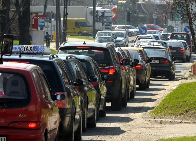 Ul. Willowa. Zielone światło dla wyjeżdżających z gen. Ducha pali się w szczycie przez 16 sekund, poza nim przez 12 sekund 