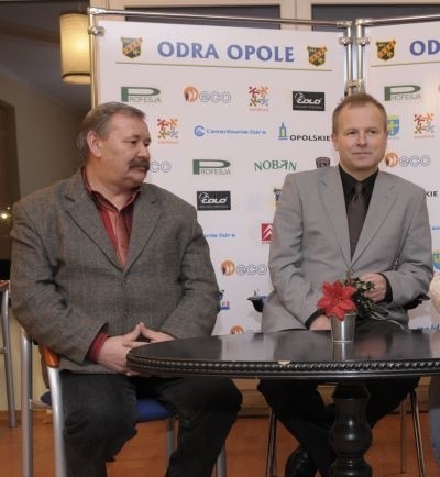 Piotr Rzepka (z prawej) i prezes Odry Andrzej Dusiński.