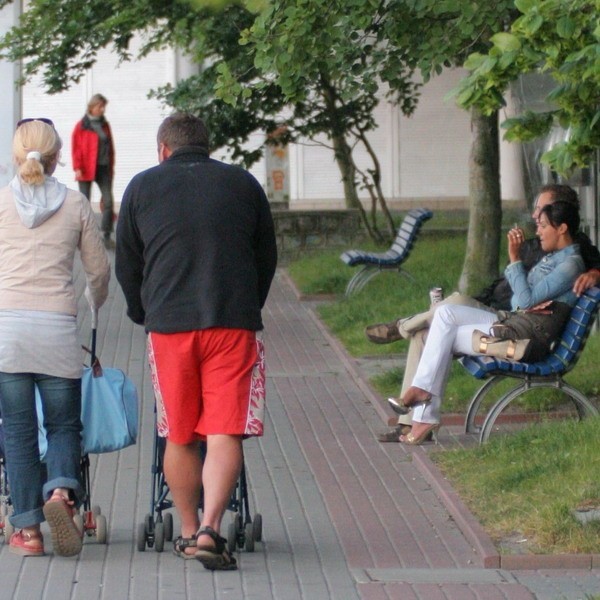 W niektórych miejscach na promenadzie nadmorskiej brakuje ławek.