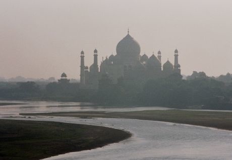 Tadz Mahal widziany o świcie ze szczytów murów fortu w Agrze