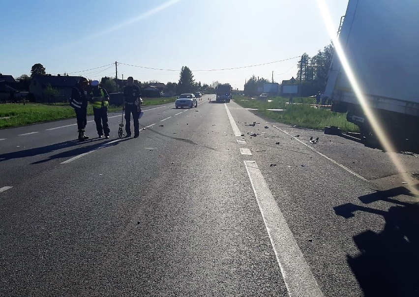 Śmiertelny wypadek na DK 94 pod Tarnowem. Zderzenie ciężarówki i dwóch aut osobowych. Droga w Ładnej była zablokowana [ZDJĘCIA]