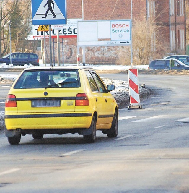 Wczoraj na ulicy Gnieźnieńskiej co krok kierowcy napotykali słupki ostrzegawcze.