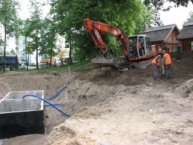 W przypadku przebudowy ogródka jordanowskiego w tej chwili wykonywane są roboty ziemne, prace brukarskie i budowlane (budowa toalety) oraz prace przy budowie maszynowni pod przyszłą fosę i fontannę.